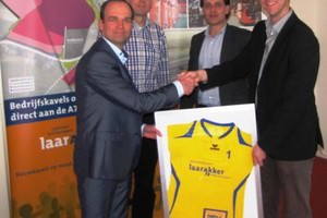 V.l.n.r.: Leon Vromans (Bedrijvenpark Laarakker), Frans Martens (Volleybalvereniging HaVoC), Olaf de Croon (Bedrijvenpark Laarakker) en Martijn van der Meulen (Volleybalvereniging HaVoC) bezegelen de nieuwe sponsorovereenkomst.