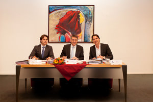 Ondertekening koop- en overdrachtsovereenkomsten nieuwbouw fabriek Danone Nutricia Laarakker Haps/Cuijk, met v.l.n.r. Olaf de Croon (directeur RBL bv), burgemeester Wim Hillenaar van Cuijk, Jeroen Boon (directeur Nutricia Cuijk).